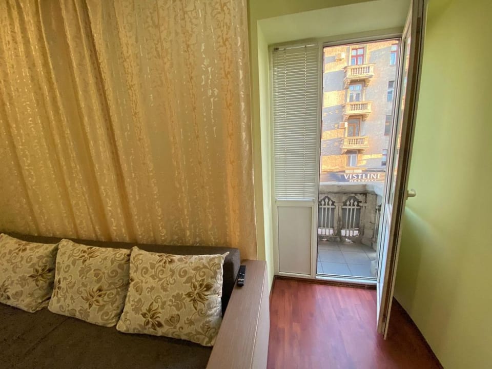 TV and multimedia, Living room, Seating area, air conditioner