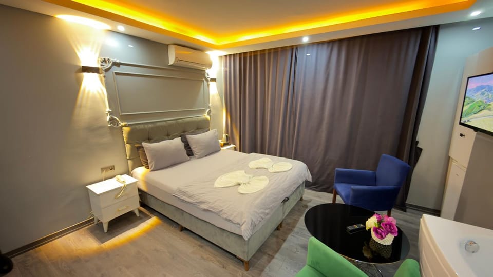 Bed, TV and multimedia, Living room, Photo of the whole room, Seating area, Bedroom, towels, air conditioner