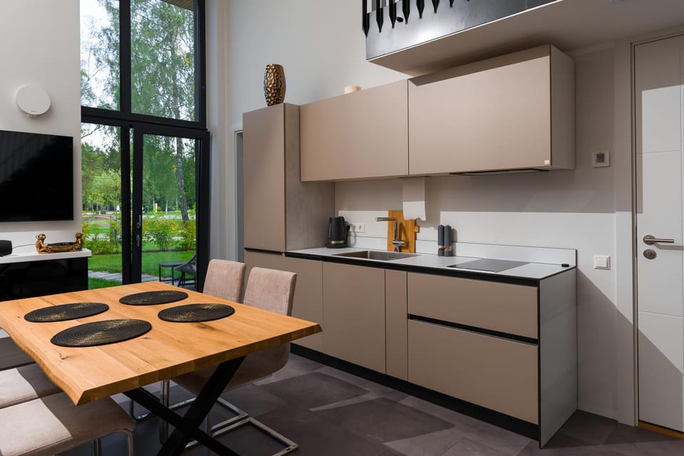 Kitchen or kitchenette, Dining area