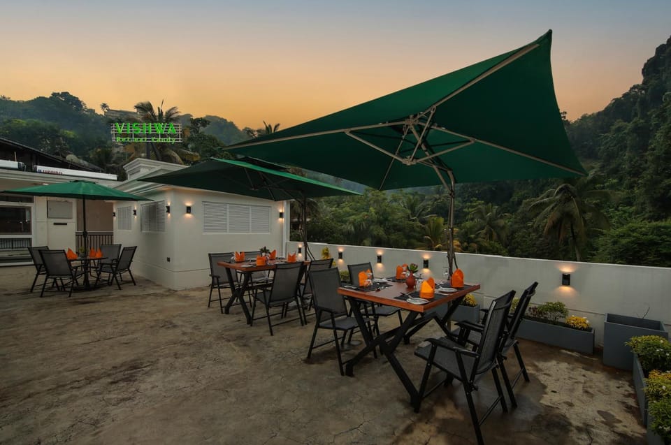 Restaurant/places to eat, Night, On site