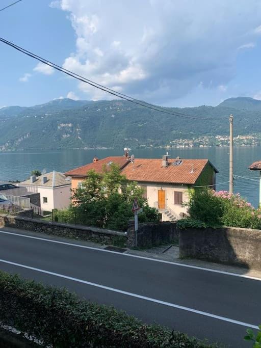 In center Cà del Pescatore lake view Apartment in Lierna