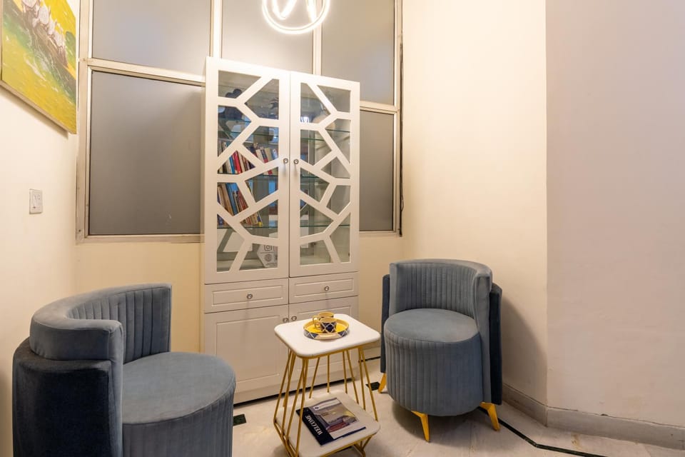 Coffee/tea facilities, Living room, Seating area, Meeting/conference room, furniture
