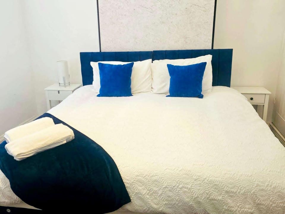 2 Bed House - Sleeps 5 - Garden - Parking - Wifi House in Leicester