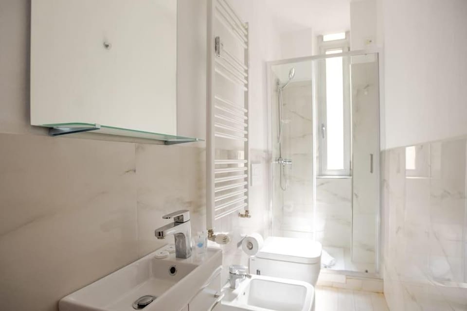 Shower, Toilet, Bathroom, bidet, towels