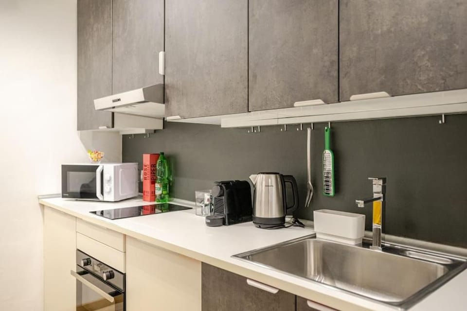 Coffee/tea facilities, Kitchen or kitchenette, stove, toaster, washing machine