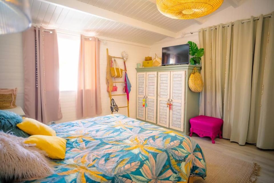 Bed, TV and multimedia, Photo of the whole room, Bedroom