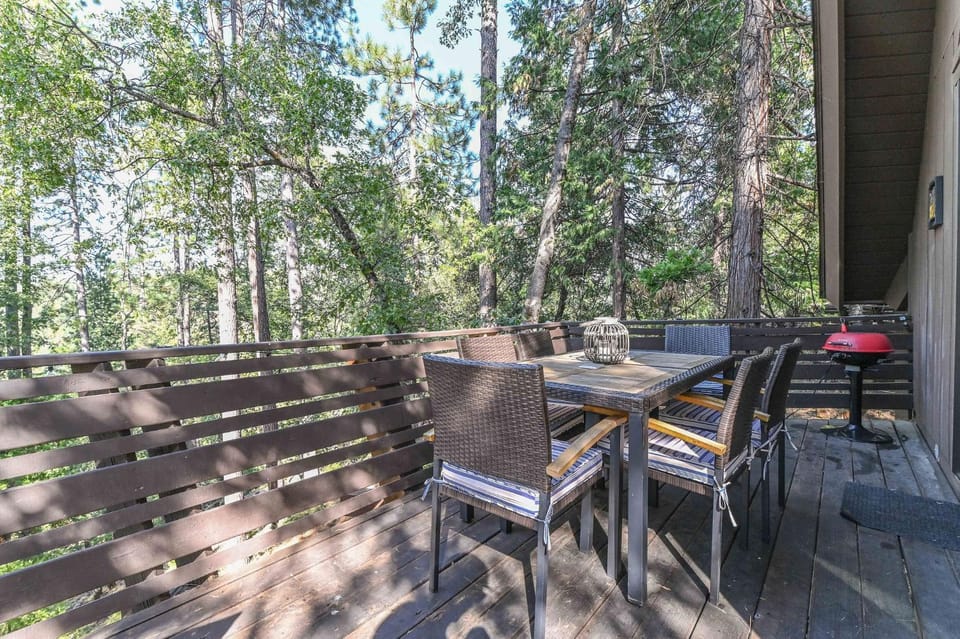 Natural landscape, BBQ facilities, Balcony/Terrace, Dining area