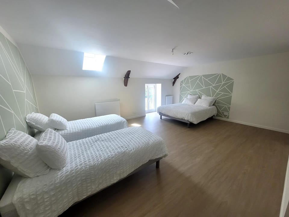 Photo of the whole room, Bedroom