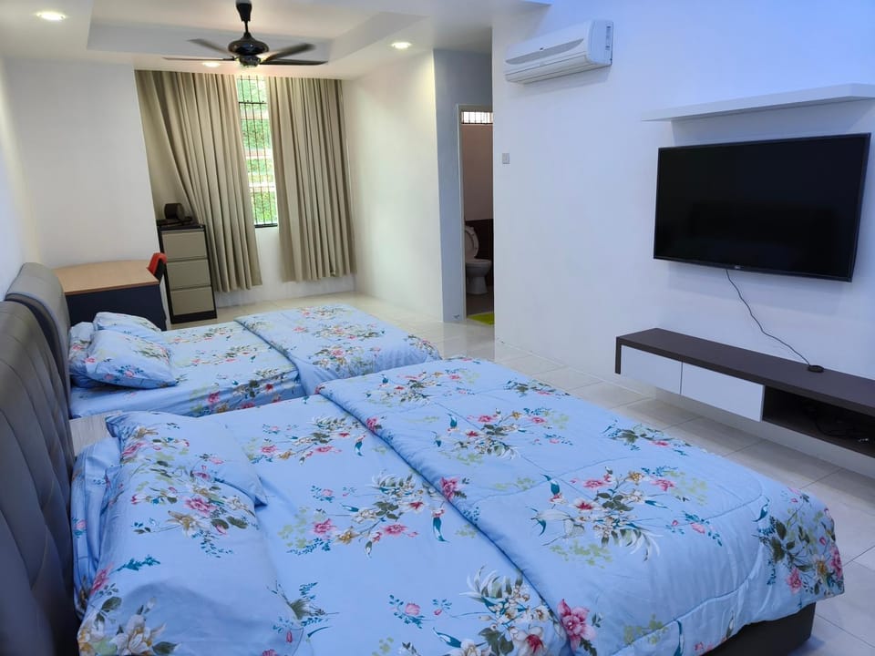 AA 3-STOREY TERRACE HOMESTAY 13 Pax 4 bedroom 4 bathroom Villa in Bayan Lepas