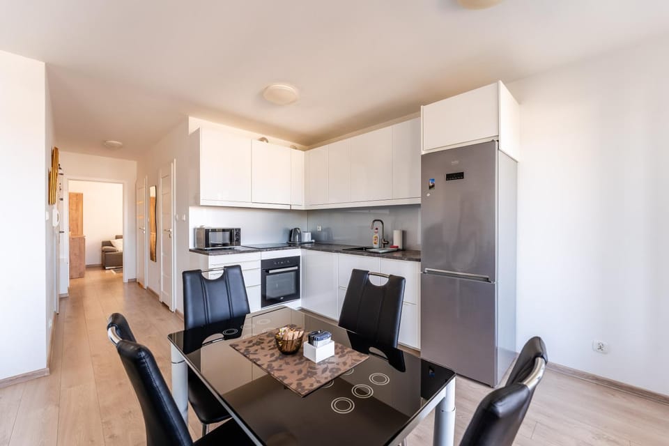 Kitchen or kitchenette, Living room, Seating area, Dining area