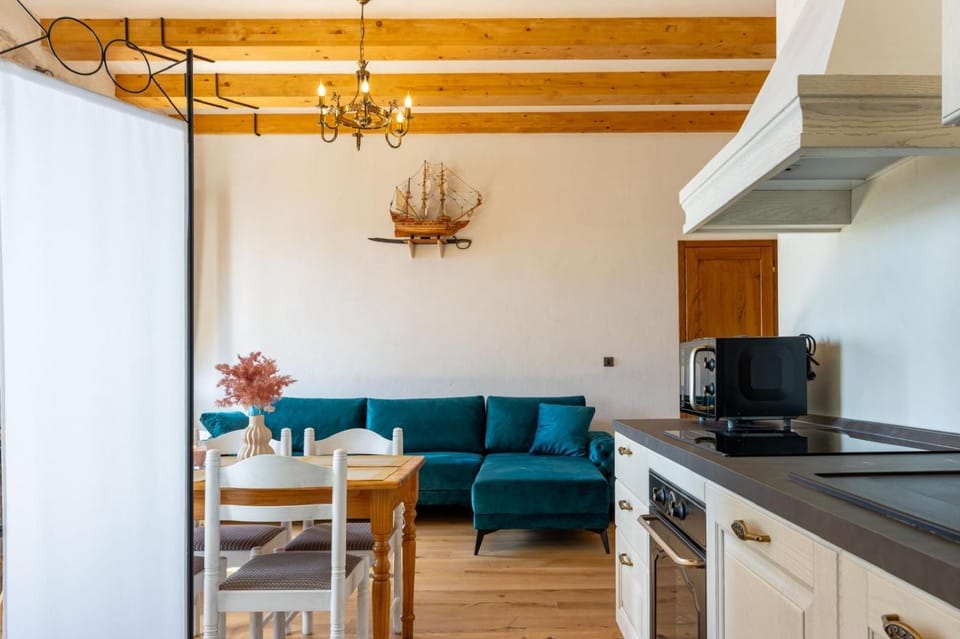 Kitchen or kitchenette, Living room, Seating area, Dining area