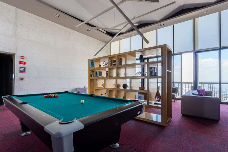 Billiard, Game Room