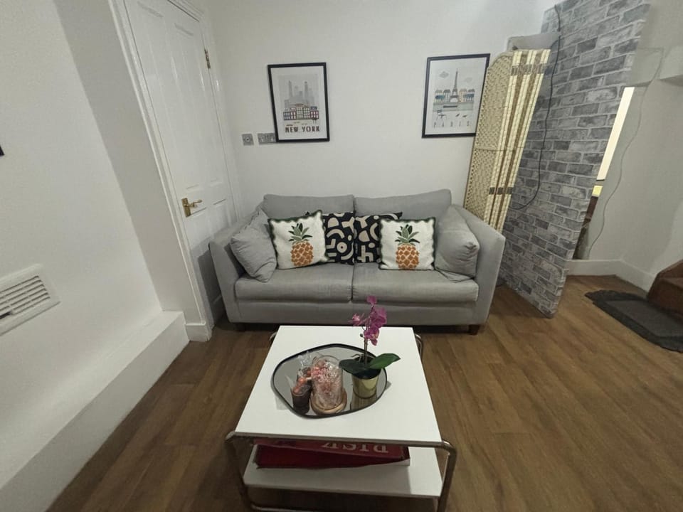 Comfortable 2-Bed Flat with Private Bathrooms-SE5 Apartment in London Borough of Southwark