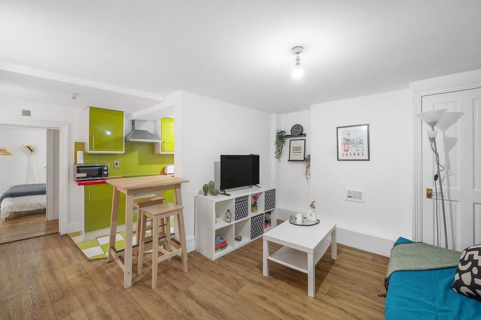 Communal lounge/ TV room, TV and multimedia, Photo of the whole room, Dining area