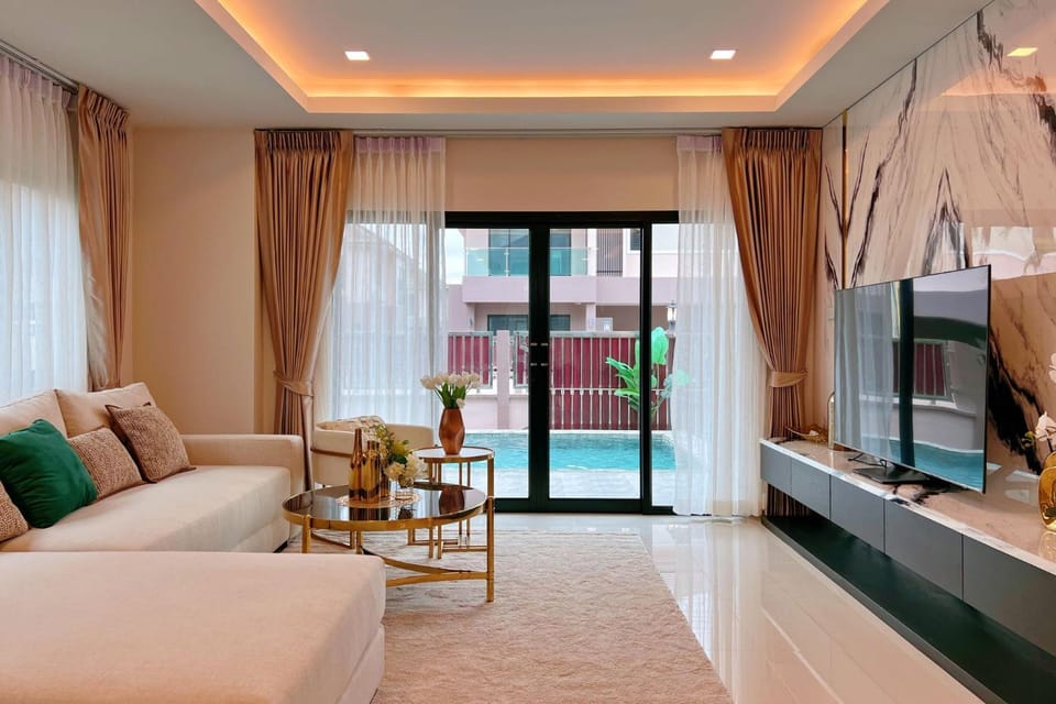 Communal lounge/ TV room, TV and multimedia, Living room, Seating area, Evening entertainment