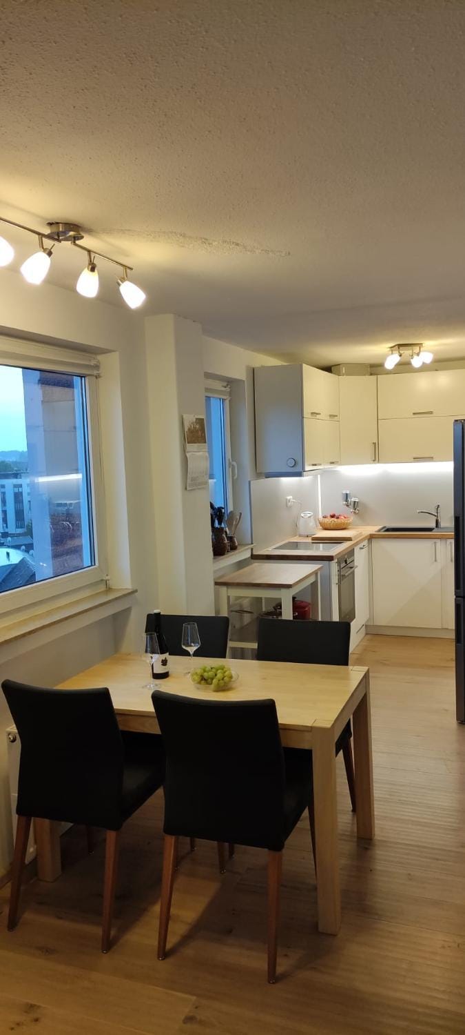 Kitchen or kitchenette, Dining area
