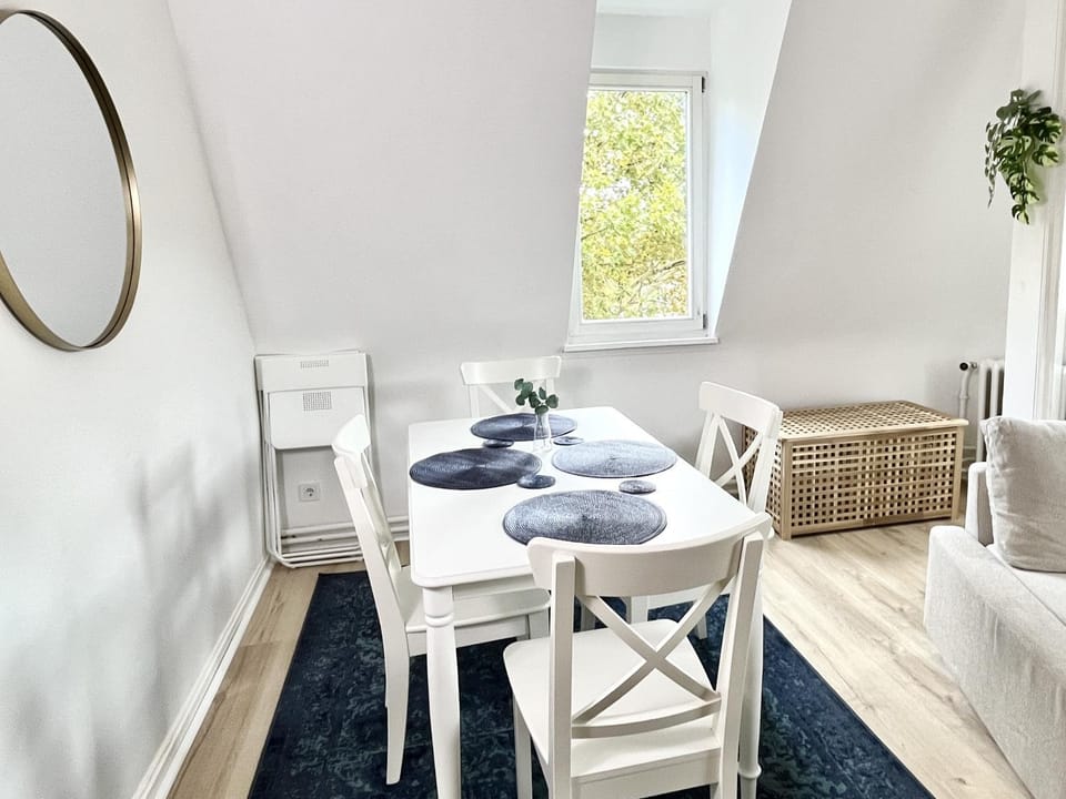 Communal lounge/ TV room, Living room, Photo of the whole room, Seating area, Dining area, Food