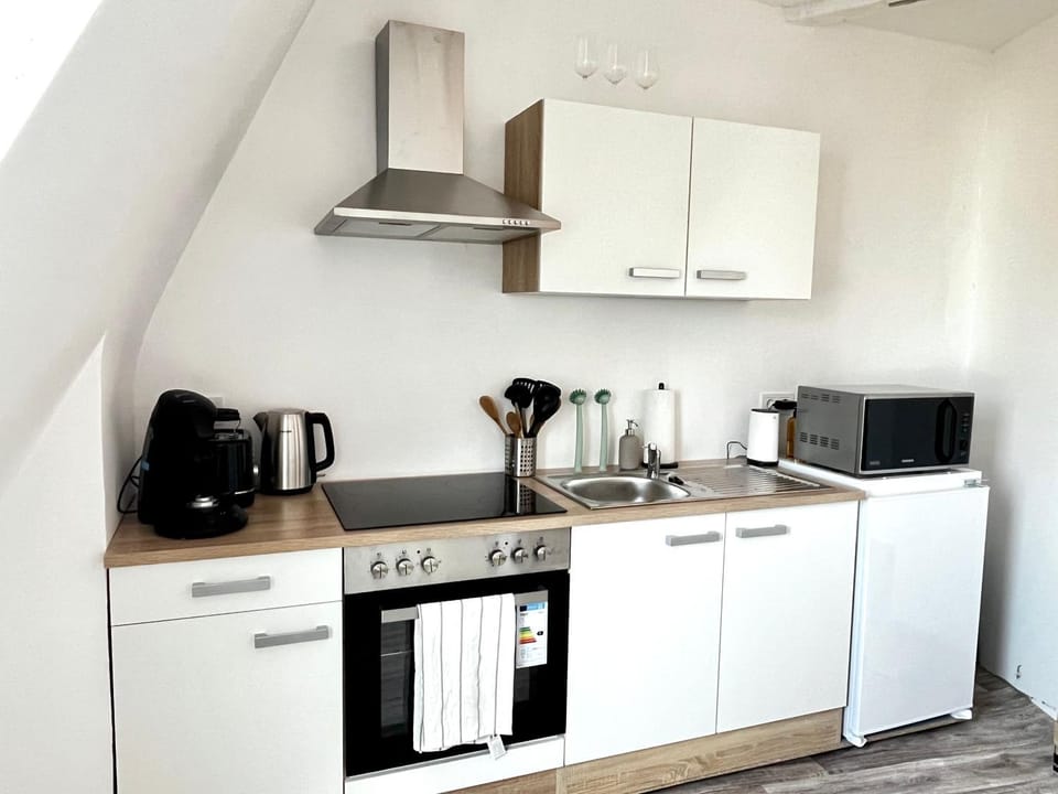 Kitchen or kitchenette, microwave, oven, stove, stove, toaster, kitchen, kitchen