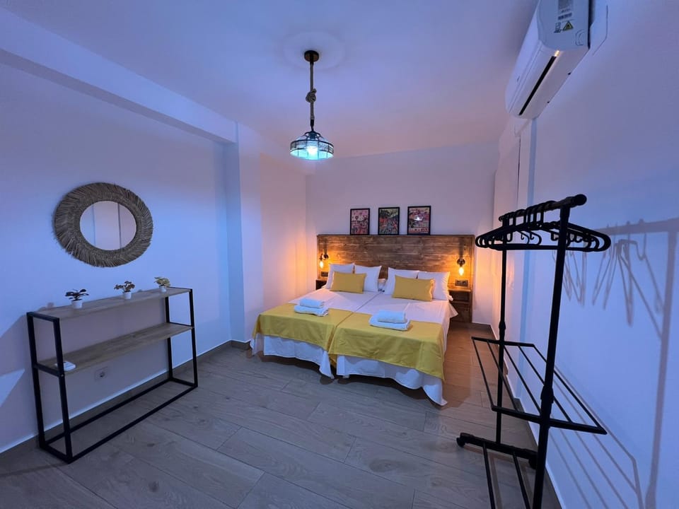 Bed, Bedroom, towels, towels