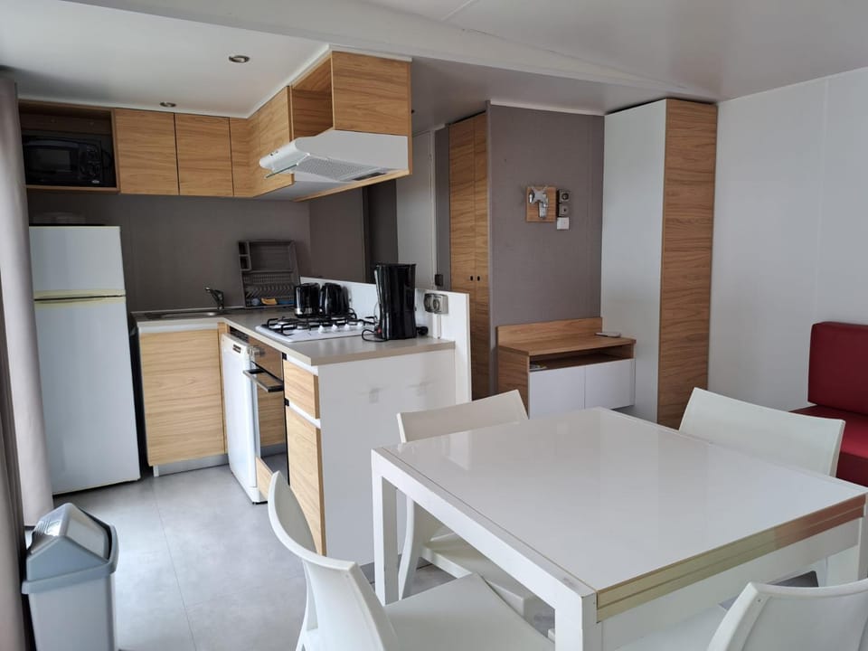 Kitchen or kitchenette, Dining area, oven