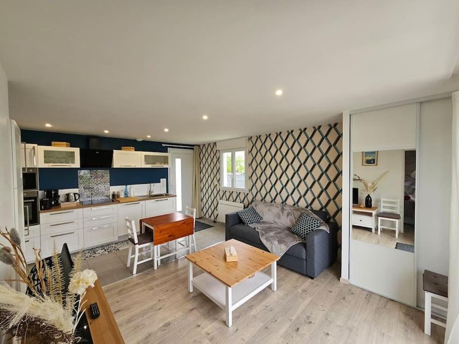 Kitchen or kitchenette, Living room, Seating area, Dining area