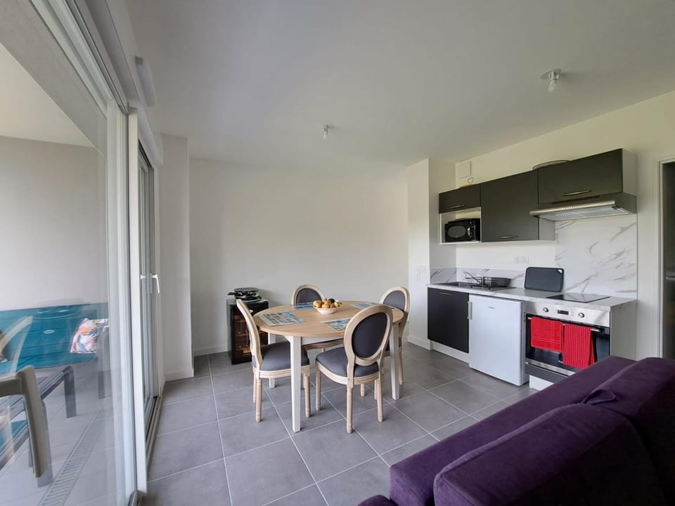 Kitchen or kitchenette, Dining area, oven, stove