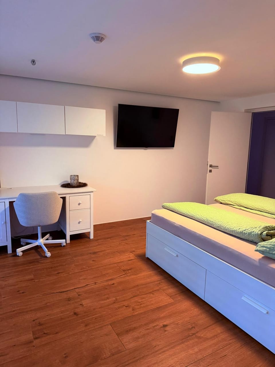 Bed, TV and multimedia, Photo of the whole room, Bedroom