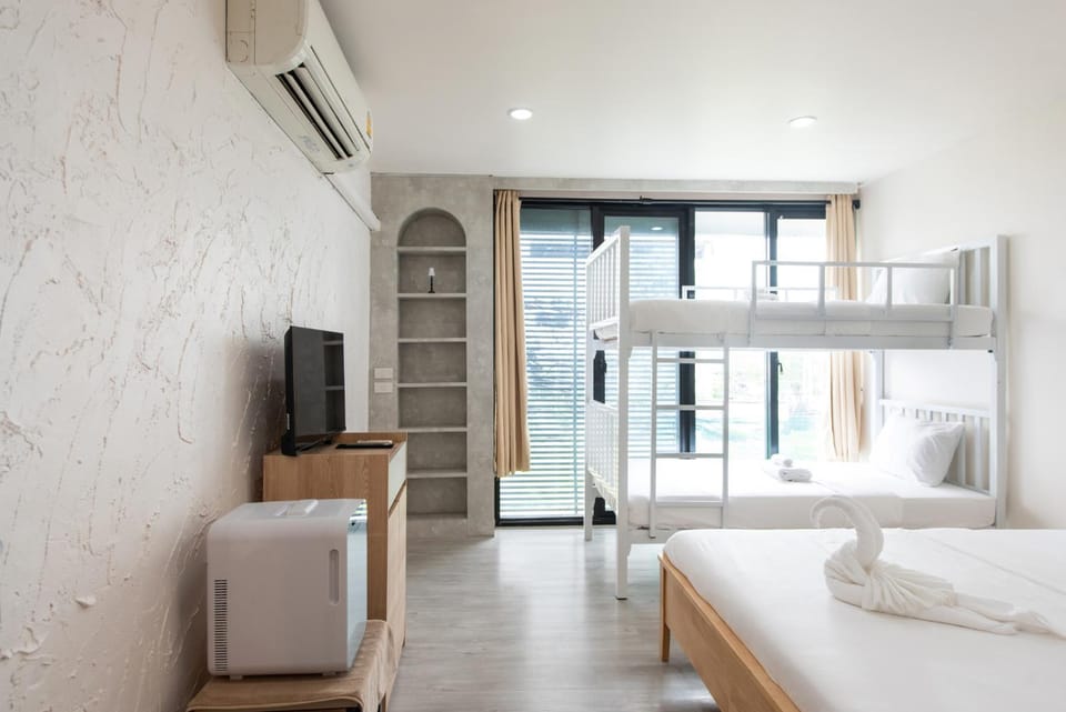 Bed, TV and multimedia, Photo of the whole room, Bedroom, bunk bed, towels, air conditioner