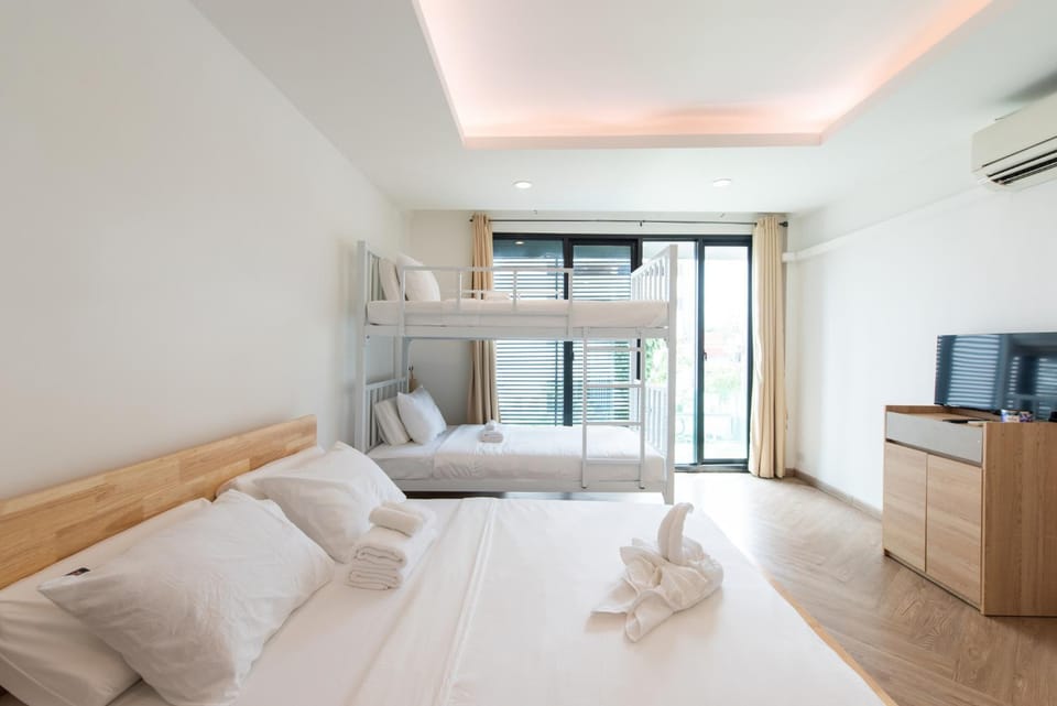 Bed, TV and multimedia, Photo of the whole room, Bedroom, towels, air conditioner