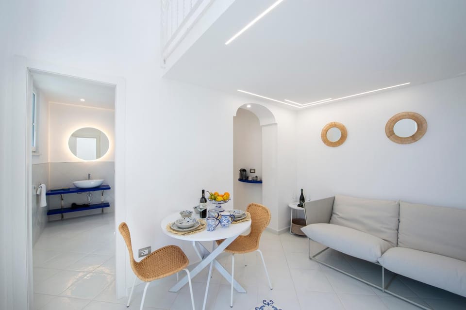 Photo of the whole room, Dining area