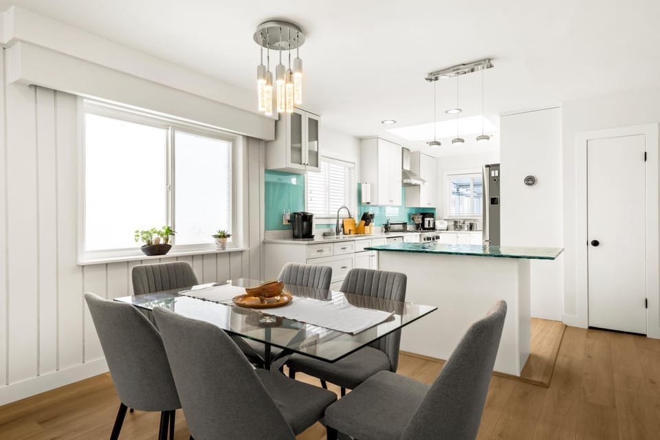 Kitchen or kitchenette, Seating area, Dining area