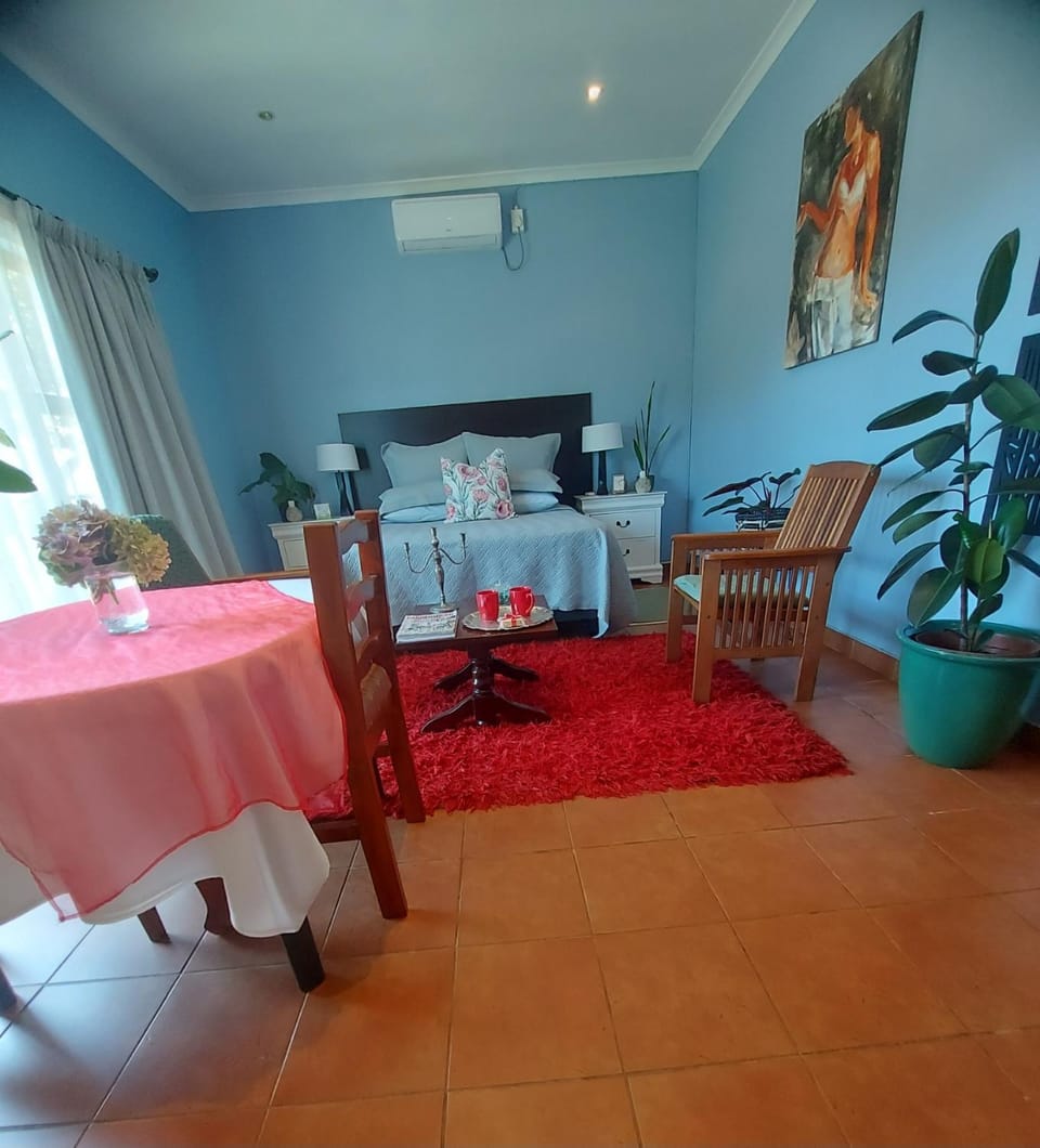 Bed, Seating area, Dining area, Bedroom, air conditioner