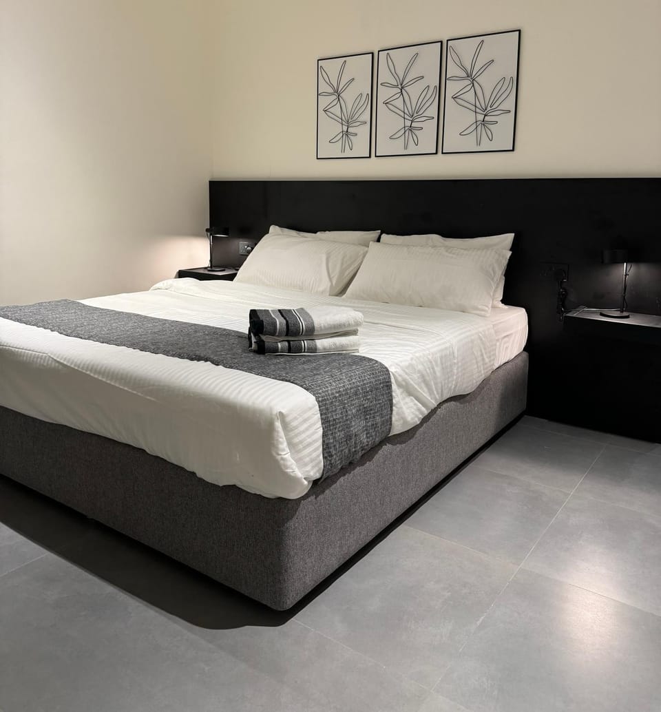 Bed, Bedroom, towels