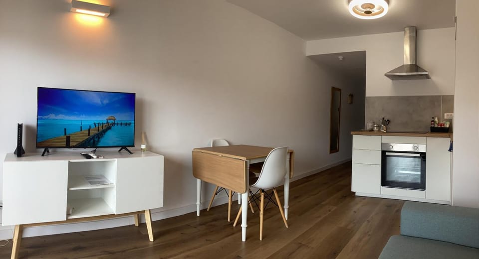 TV and multimedia, Kitchen or kitchenette, Dining area, oven