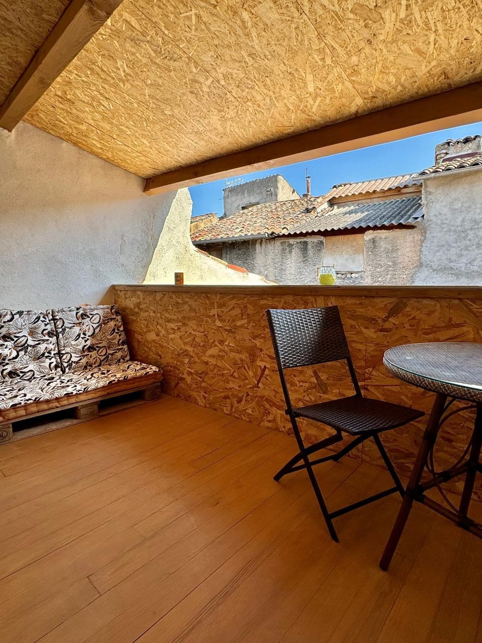 Property building, Patio, Balcony/Terrace, Living room