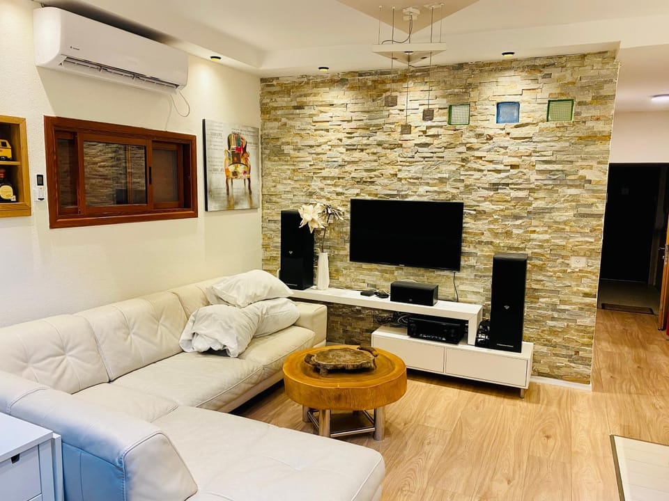 Communal lounge/ TV room, TV and multimedia, Living room, Seating area, Evening entertainment