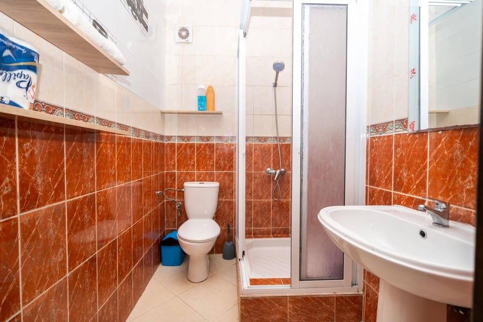 Appartement Plage à vos pieds, gare à 5 min et parking gratuit Apartment in Tangier