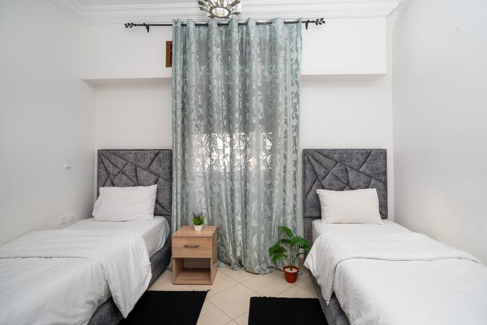 Appartement Plage à vos pieds, gare à 5 min et parking gratuit Apartment in Tangier