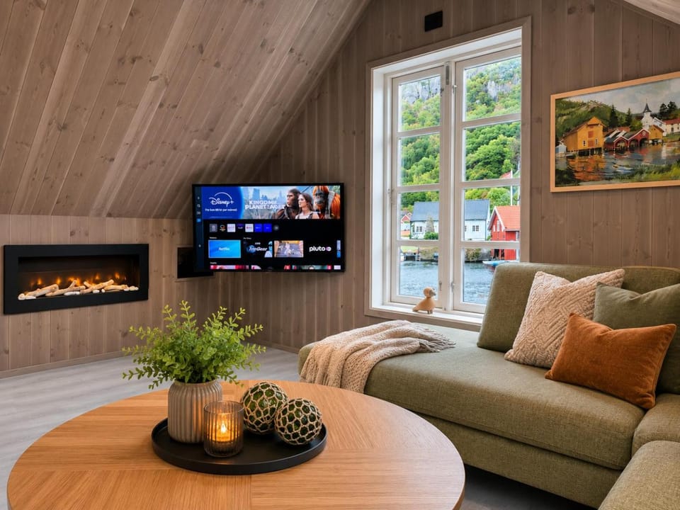 Communal lounge/ TV room, TV and multimedia, Living room, Seating area, Evening entertainment, internet