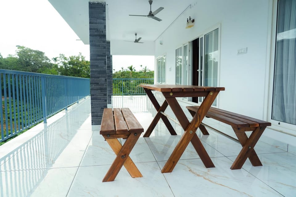 View (from property/room), Balcony/Terrace, Dining area