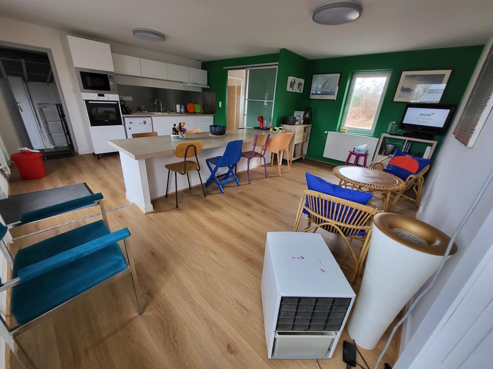 Kitchen or kitchenette, Dining area, microwave, oven