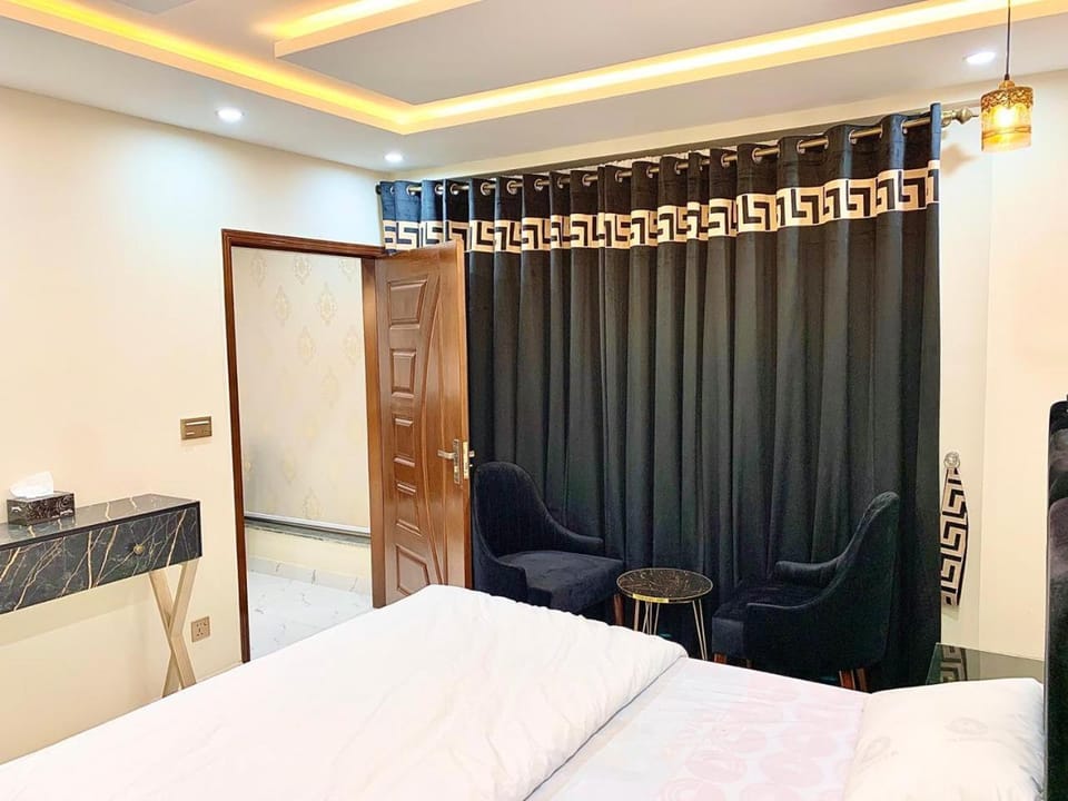 Bed, TV and multimedia, Photo of the whole room, Bedroom, wardrobe