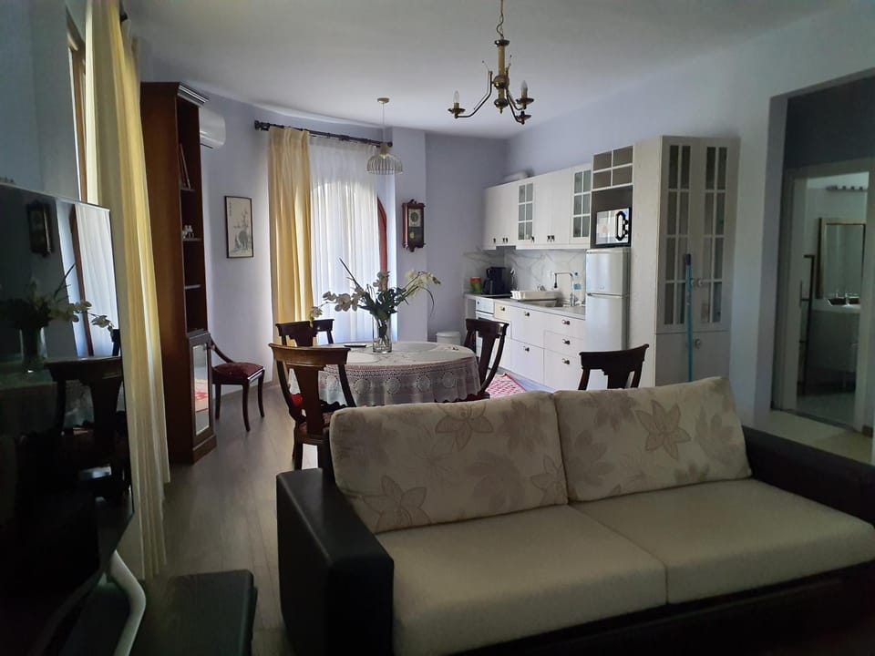 Kitchen or kitchenette, Seating area, Dining area