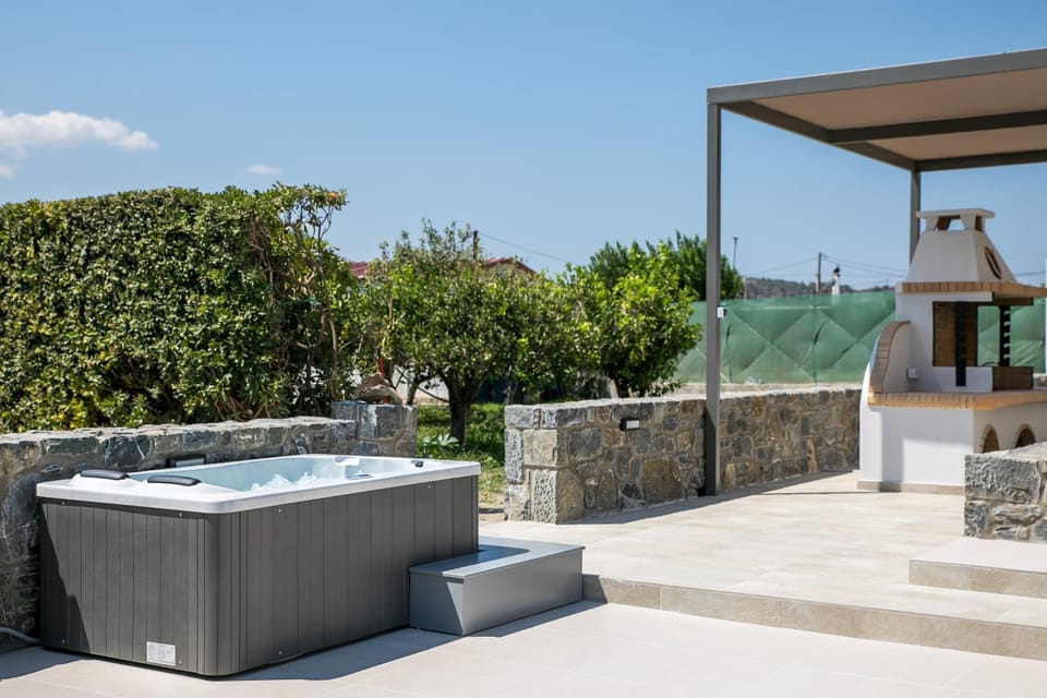 Patio, Day, Natural landscape, Hot Tub
