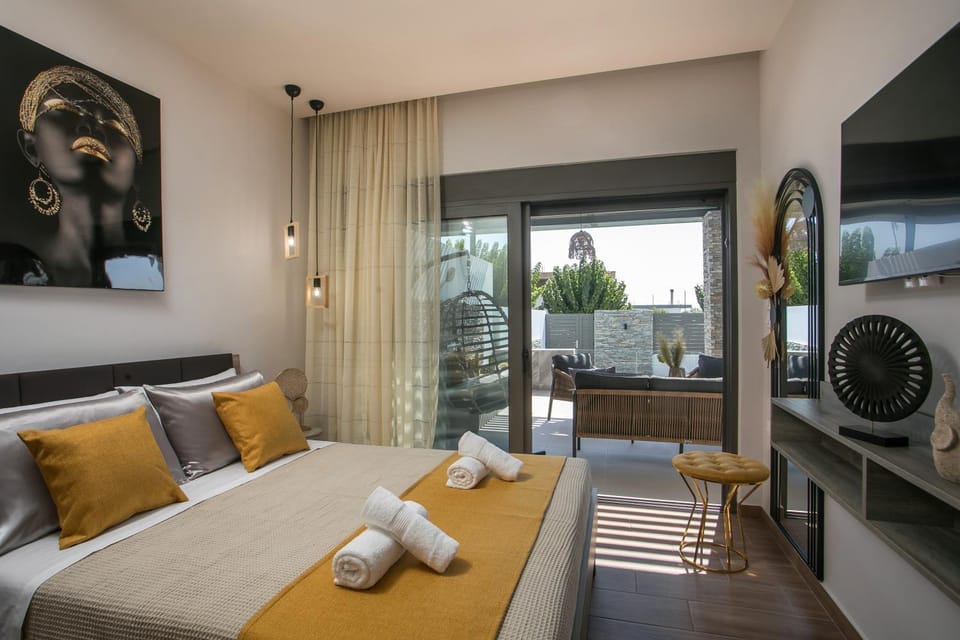 Bed, TV and multimedia, View (from property/room), Photo of the whole room, Bedroom, towels
