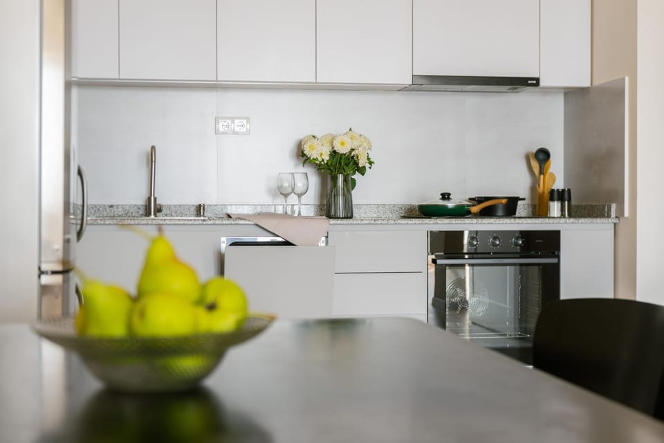 Kitchen or kitchenette, dishwasher, stove