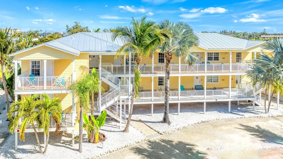 Two units! Pool, jacuzzi, sunsets, bars, snorkeling & paddling. 1-min to path of Siesta Beach! House in Florida