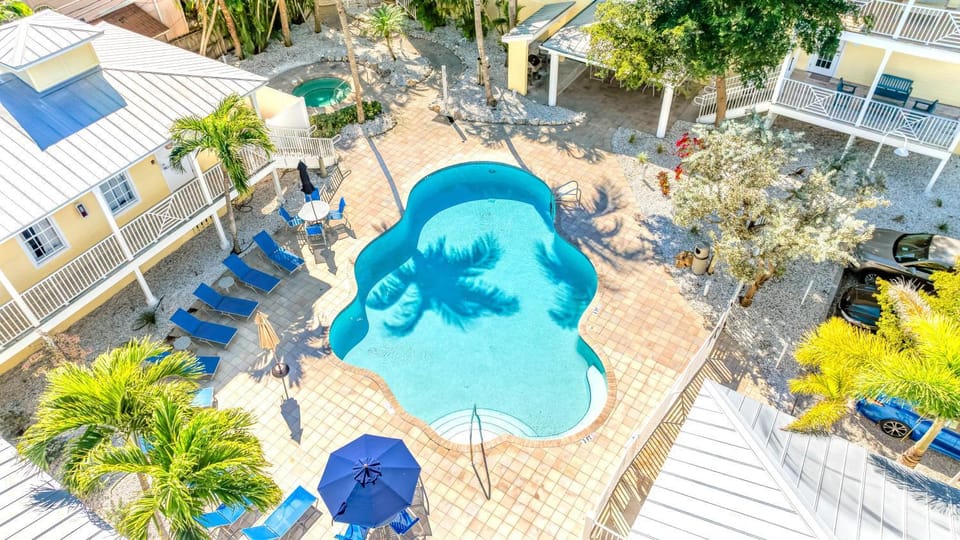 Two units! Pool, jacuzzi, sunsets, bars, snorkeling & paddling. 1-min to path of Siesta Beach! House in Florida