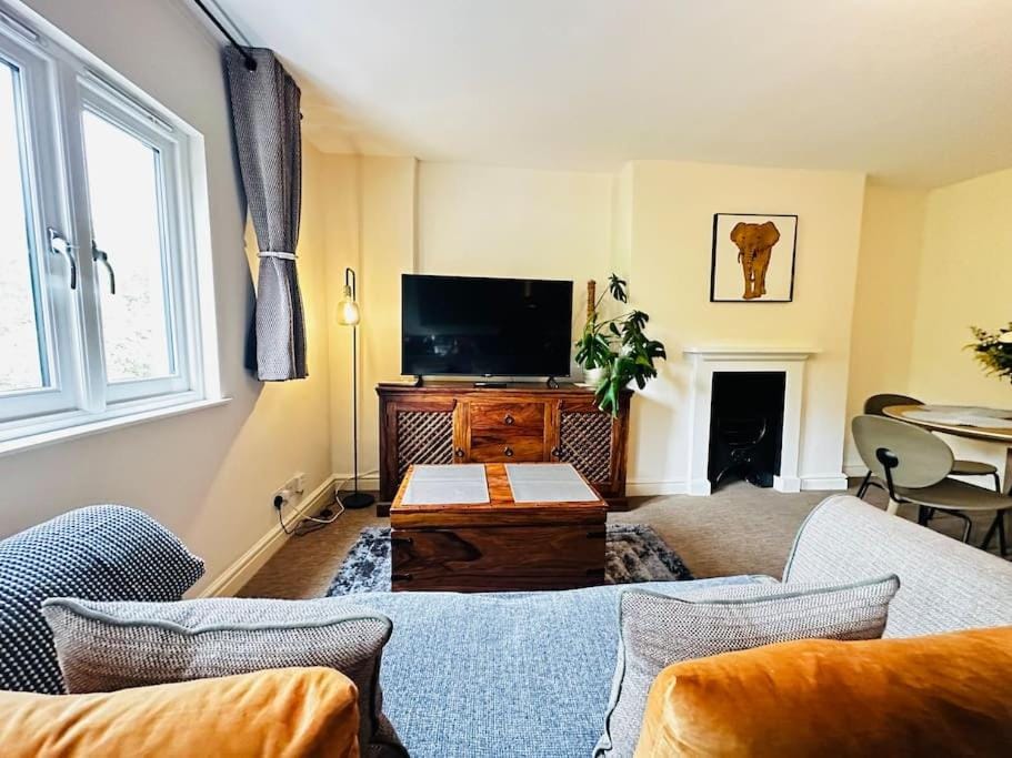 Airy central two-bed Suite Apartment in Bristol