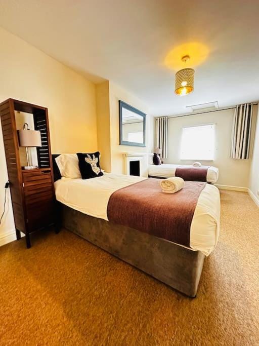 Airy central two-bed Suite Apartment in Bristol